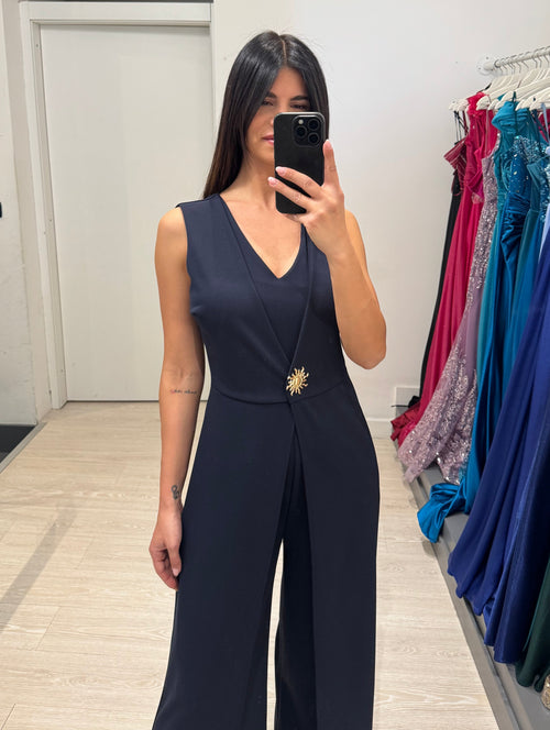 Tuta elegante con spilla sole