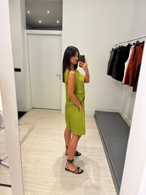 Completo top bottoni e shorts
