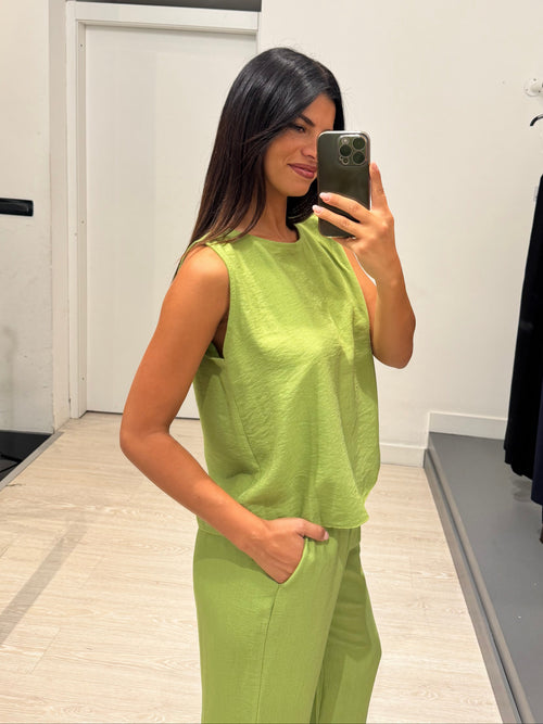 Completo top smanicato e pantalone