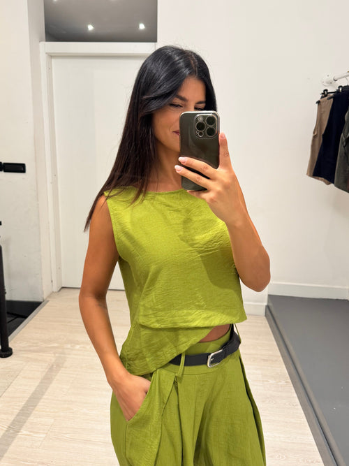 Completo top bottoni e shorts
