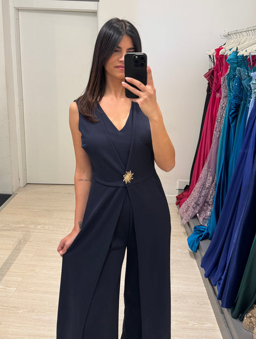 Tuta elegante con spilla sole