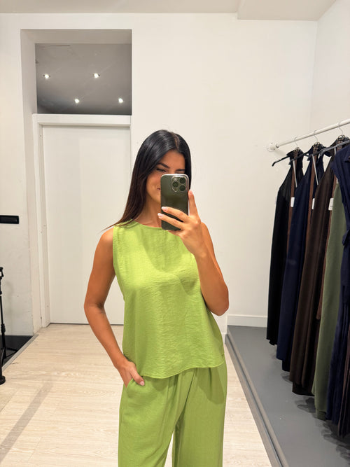 Completo top smanicato e pantalone