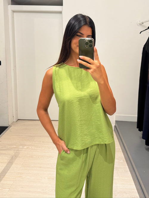 Completo top smanicato e pantalone