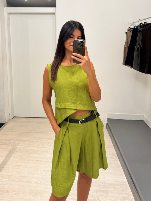 Completo top bottoni e shorts