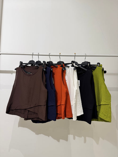 Completo top bottoni e shorts