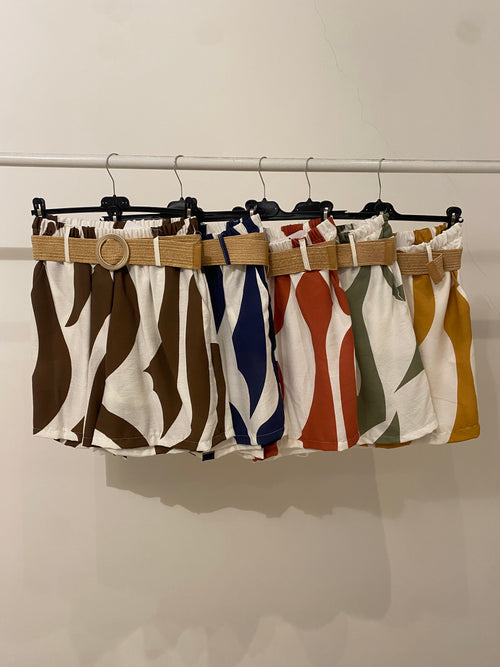 Shorts fantasia con cintura