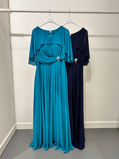 Abito cerimonia maxi girocollo mantella e spilla