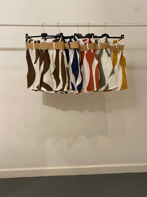 Shorts fantasia con cintura