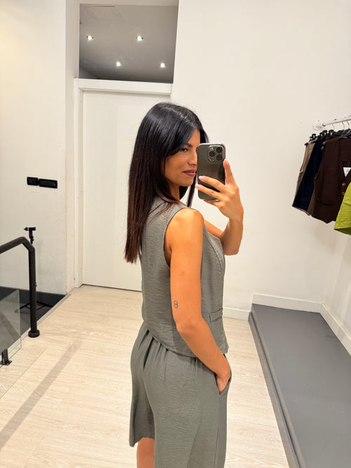 Completo gilet e shorts lungo effetto lino