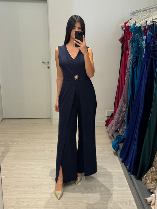 Tuta elegante con spilla sole