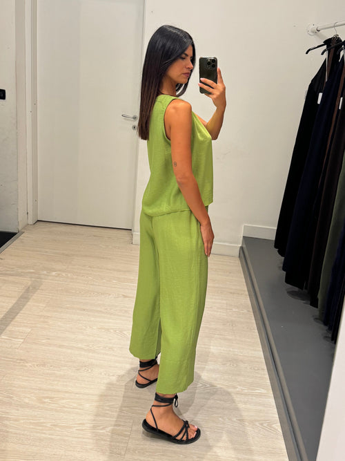 Completo top smanicato e pantalone