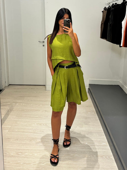 Completo top bottoni e shorts