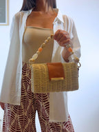 Borsetta a mano in paglia e manico particolare