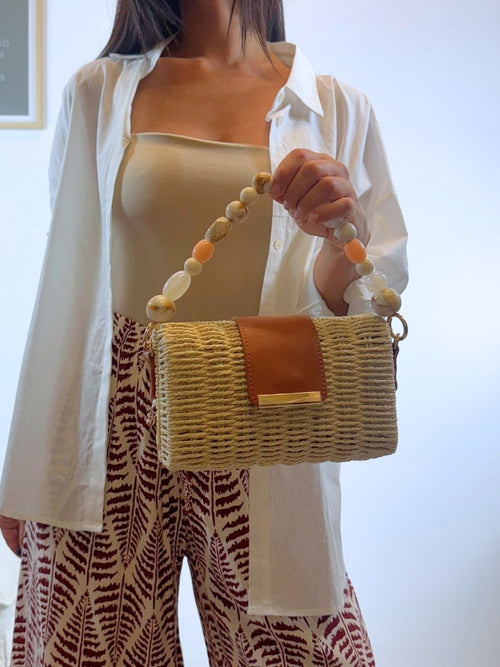 Borsetta a mano in paglia e manico particolare