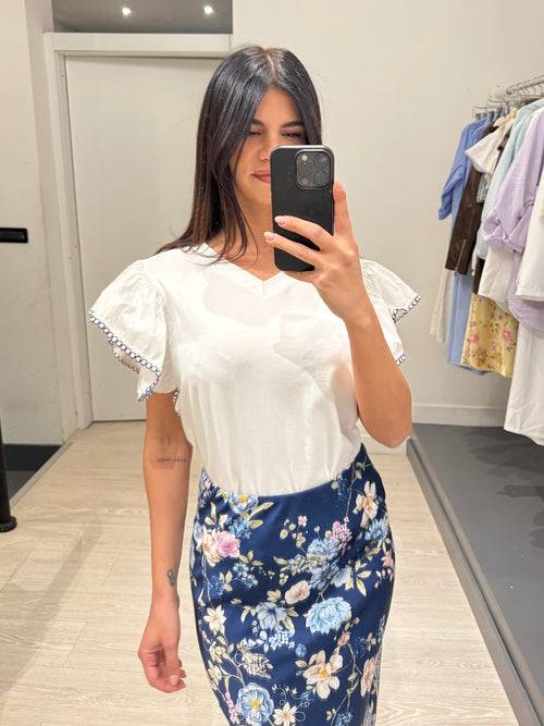 T-shirt scollo V maniche volant ricami blu