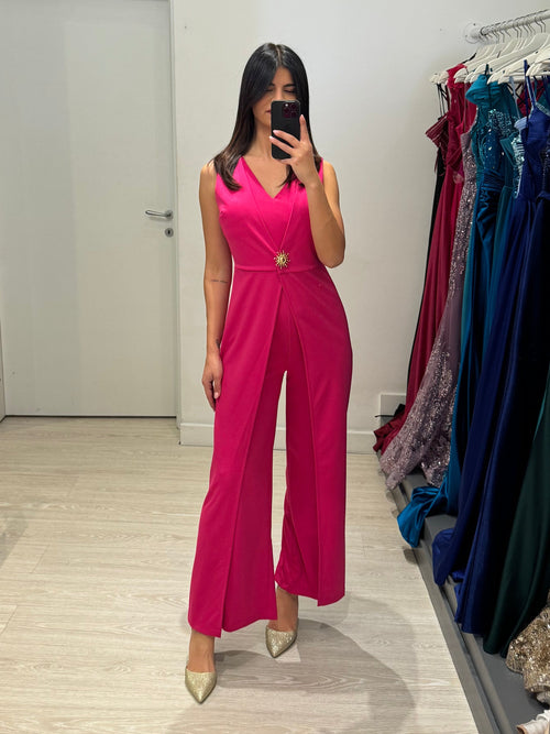 Tuta elegante con spilla sole