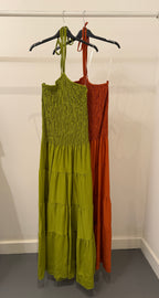Vestito lungo, arricciatura e balze