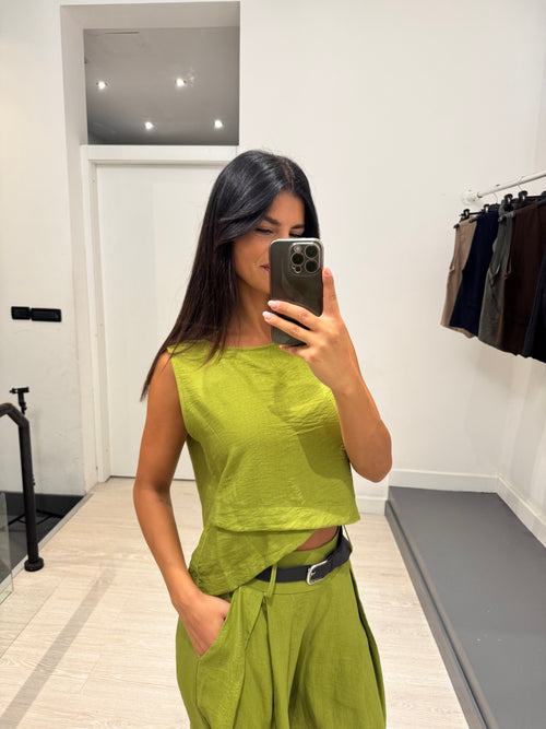 Completo top bottoni e shorts