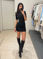 Vestito corto con spalle imbottite