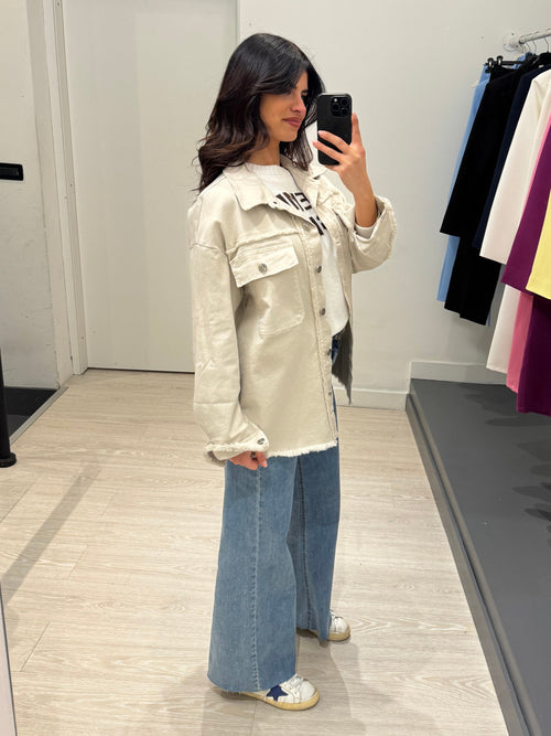 Giacca di jeans taglio vivo con tasche