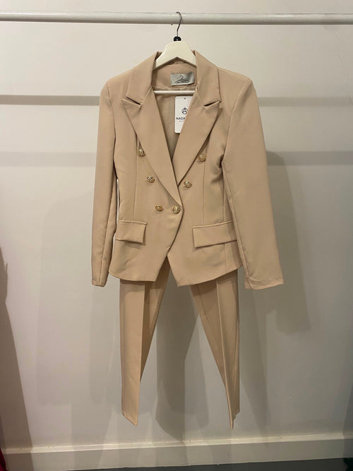 Completo giacca doppiopetto e pantalone sigaretta