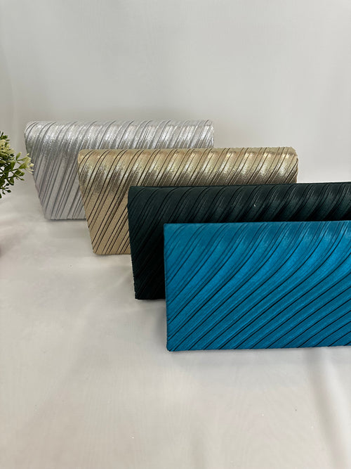 Pochette pieghe oblique raso