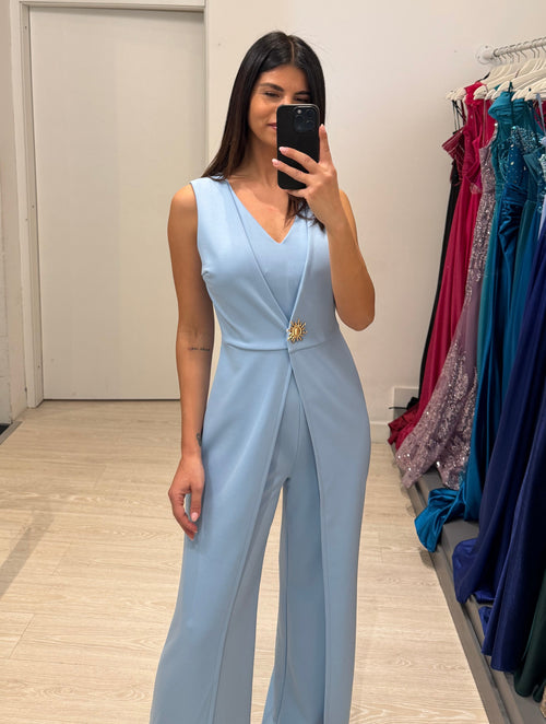 Tuta elegante con spilla sole