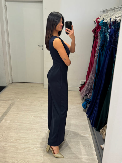 Tuta elegante con spilla sole