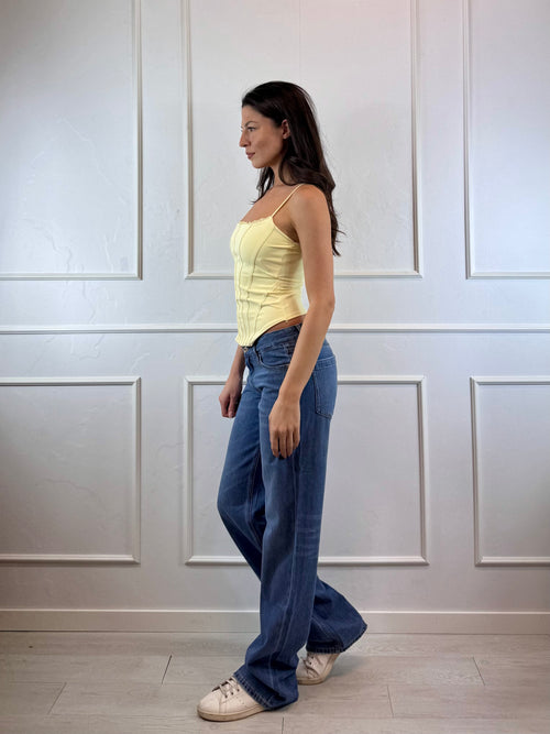 Corpetto strutturato e spalline sottili