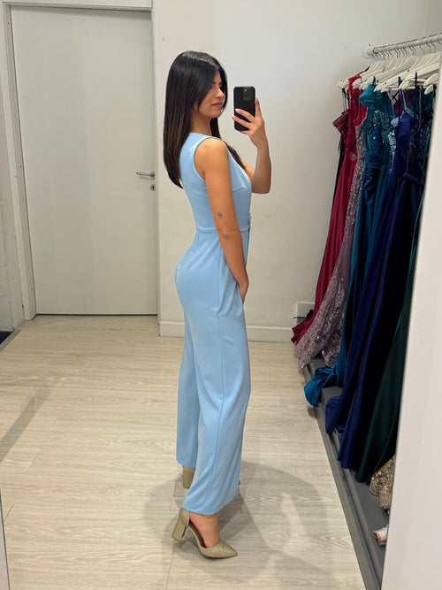 Tuta elegante con spilla sole