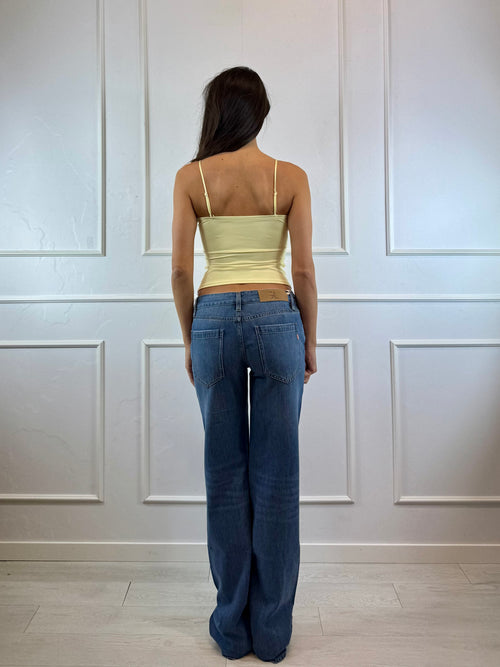 Corpetto strutturato e spalline sottili