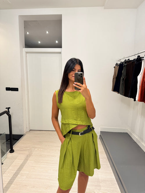 Completo top bottoni e shorts