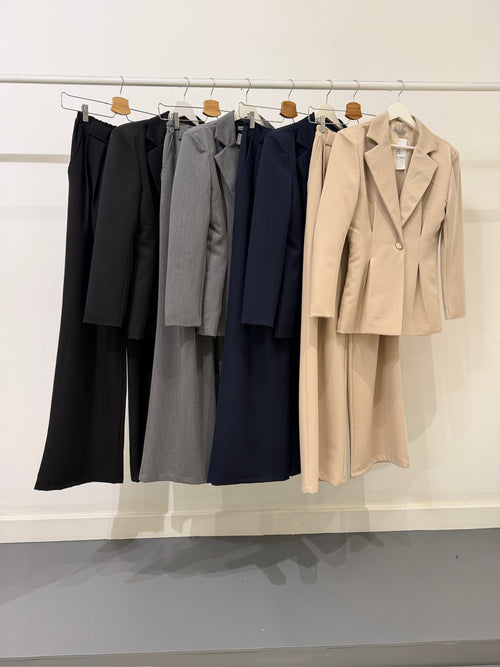 Completo giacca con pence e pantalone